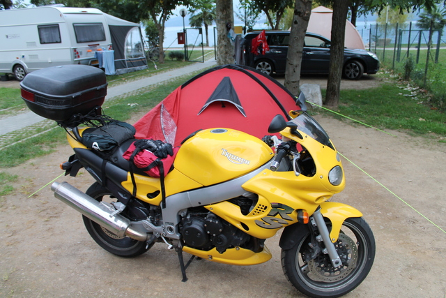 The bike with the tent in Lake Como